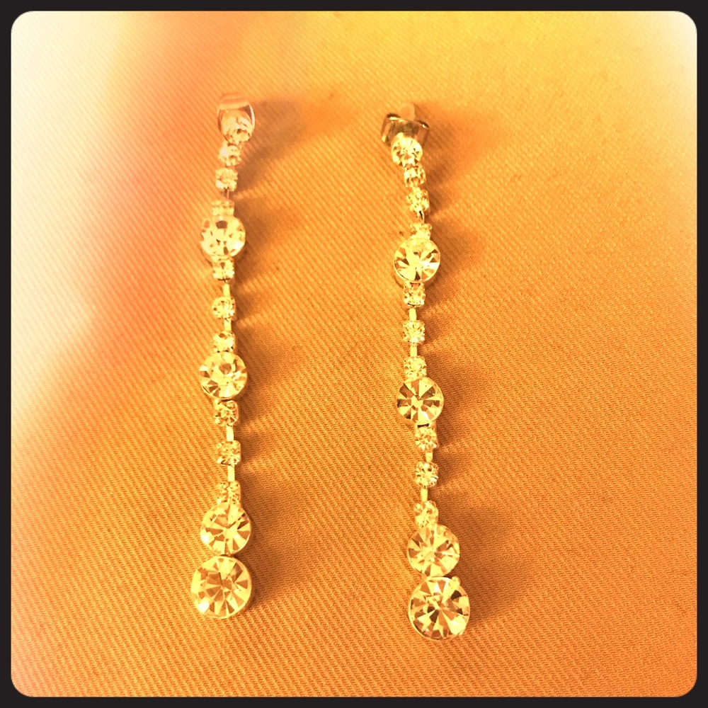 Classy, hanging , rhinestone earrings 💛